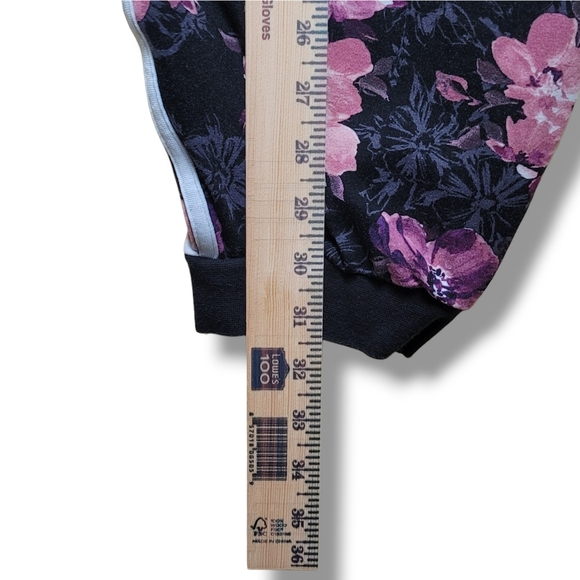 Torrid Capri Sweatpants, Plus Size 3 - Picture 3 of 5